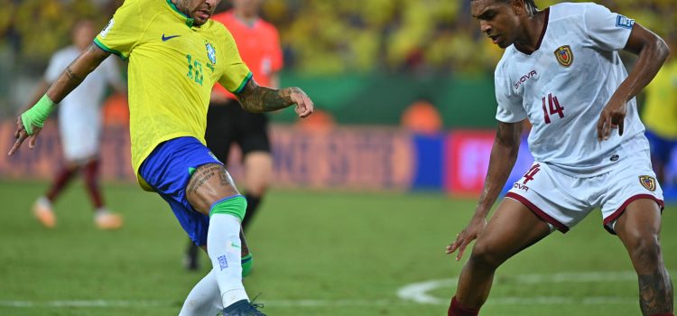 Imagen de archivo del venezolano Christian Makoun (d) durante un duelo con el brasileño Neymar (i) y quien este domingo se perfila como titular del partido de cierre de la fase de grupos de la Copa Libertadores de Estados Unidos contra la selección de Jamaica en Austin (Texas). EFE/ Andre Borges