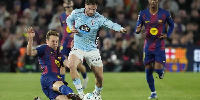 El centrocampista del FC Barcelona Frankie de Jong (i) pelea un balón con Javi Rueda, del Celta, durante el partido de la jornada 33 de LaLiga que FC Barcelona y Celta de Vigo disputaron en el Camp Nou. EFE/Enric Fontcuberta