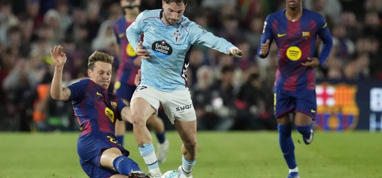 El centrocampista del FC Barcelona Frankie de Jong (i) pelea un balón con Javi Rueda, del Celta, durante el partido de la jornada 33 de LaLiga que FC Barcelona y Celta de Vigo disputaron en el Camp Nou. EFE/Enric Fontcuberta
