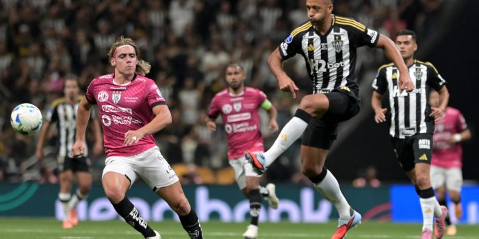 Vítor Hugo (d), de Atlético Mineiro, disputa en balón con Claudio Spinelli (i), de Independiente del Valle, durante un partido de semifinal por la Copa Sudamericana entre Atlético Mineiro e Independiente del Valle en el estadio Arena MRV, en Belo Horizonte (Brasil). EFE/Joao Guilherme Arenazio