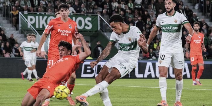 El delantero del Elche, Álvaro Rodriguez (2d), golpea el balón ante el defensa de la Real Sociedad, Jon Aramburu, para conseguir el primer gol del equipo ilicitano durante el encuentro correspondiente a la jornada 12 de Laliga EA Sports que disputan hoy viernes Elche y Real Sociedad en el estadio Martínez Valero de la localidad alicantina. EFE / Pablo Miranzo.