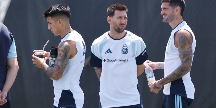 El delantero de Argentina Lionel Messi (c) durante una sesión de entrenamiento en Kansas City (EE.UU.), de cara al partido del grupo J del Mundial 2026 que disputarán contra Austria. EFE/ Juan Ignacio Roncoroni