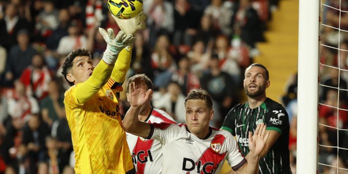 MADRID, 03/04/2026.- El portero del Elche Matías Dituro (i) en acción durante el partido de la jornada 30 de LaLiga EA Sports que Rayo Vallecano y Elche CF disputan este viernes en el estadio de Vallecas, en Madrid. EFE/ Mariscal