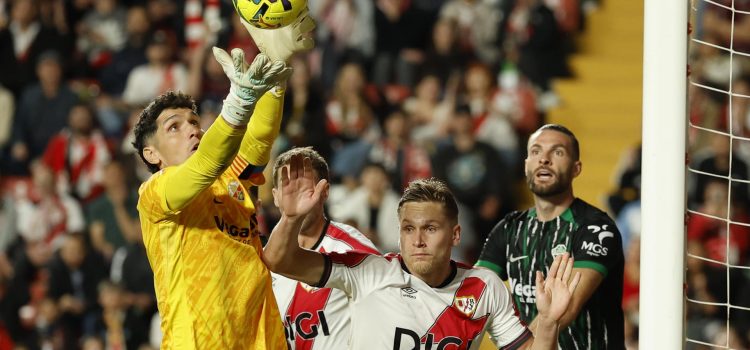 MADRID, 03/04/2026.- El portero del Elche Matías Dituro (i) en acción durante el partido de la jornada 30 de LaLiga EA Sports que Rayo Vallecano y Elche CF disputan este viernes en el estadio de Vallecas, en Madrid. EFE/ Mariscal