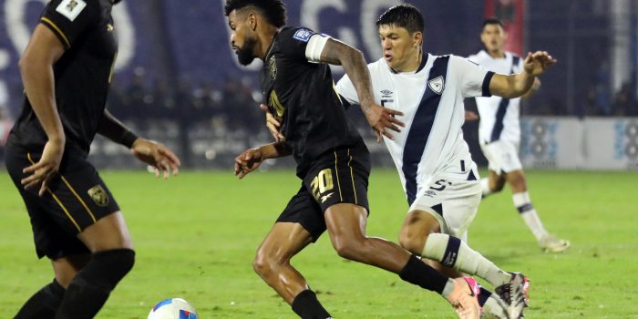 José Rosales (d), de Guatemala, disputa un balón con Aníbal Godoy, de Panamá, este jueves en un partido por las eliminatorias de Concacaf al Mundial 2026. EFE/ Fernando Ruiz