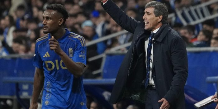 El técnico uruguayo del Oviedo Guillermo Almada durante el partido de LaLiga de fútbol que Real Oviedo y Atlético de Madrid disputaron en el estadio Carlos Tartiere. EFE/Paco Paredes