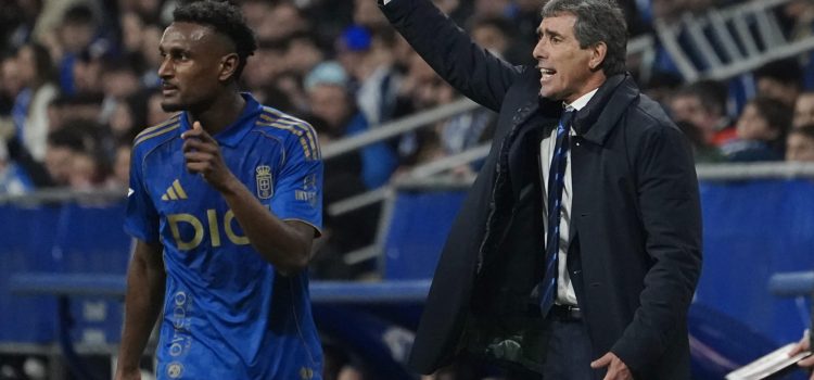 El técnico uruguayo del Oviedo Guillermo Almada durante el partido de LaLiga de fútbol que Real Oviedo y Atlético de Madrid disputaron en el estadio Carlos Tartiere. EFE/Paco Paredes