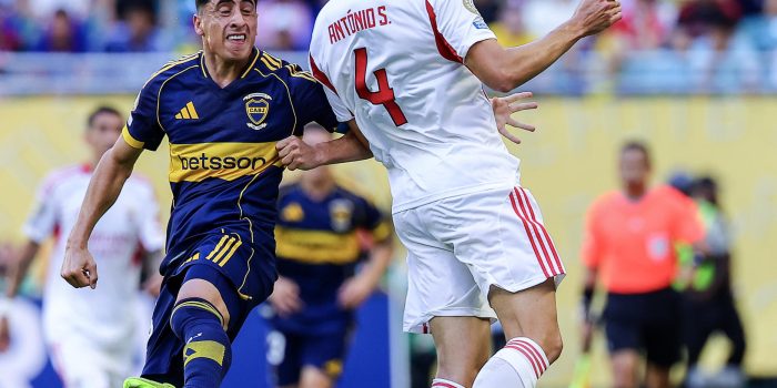 El delantero uruguayo de Boca Juniors Miguel Merentiel (i) choca con el defensor portugués de Benfica Antonio Silva durante el partido del Mundial de Clubes que ambos equipos igualaron este lunes 2-2 en el Hard Rock Stadium de Miami (Florida). EFE/EPA/CRISTOBAL HERRERA-ULASHKEVICH