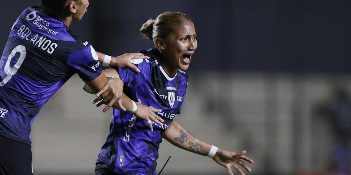 La central ecuatoriana Analiz Zambrano celebra el gol con el que Independiente del Valle empató 1-1 este v viernes con Ferroviaria en la primera jornada del Grupo C de la Copa Libertadores femenina en el estadio Arsenio Erico de Asunción EFE/ Juan Pablo Pino