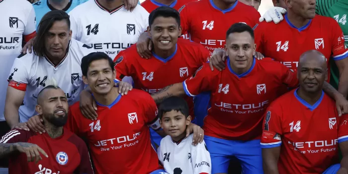 El exjugador chileno Matías Fernández (2-i) posa junto a amigos y excompañeros durante su partido de despedida, hoy en el estadio Monumental, en Santiago (Chile). EFE/Javier Martín