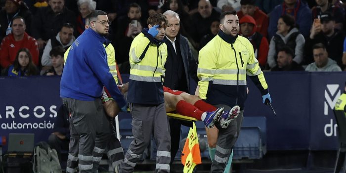 El delantero del Atlético de Madrid Alexander Sørloth se retira lesionado durante el encuentro correspondiente a la jornada 22 de LaLiga EA Sports entre Levante UD y Atlético de Madrid celebrado este sábado en el Estadio Ciutat de València. EFE/ Biel Aliño