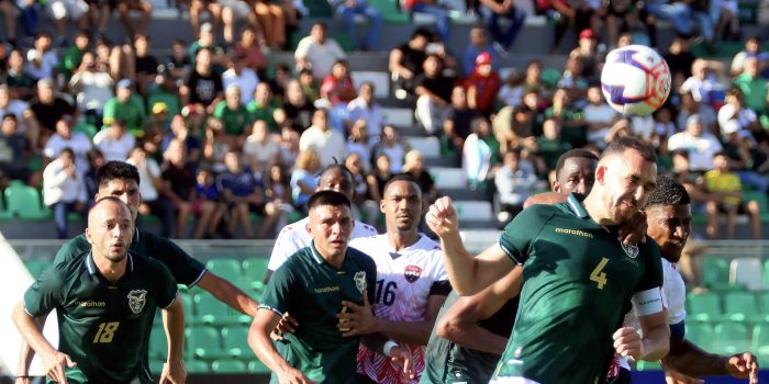 El defensor boliviano Luis Haquín (d) rechaza el balón en un ataque de la selección de Trinidad y Tobago drante un partido amistoso jugado este domingo en el estadio Ramón Aguilera, de Santa Cruz. EFE/ Juan Carlos Torrejón