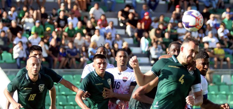 El defensor boliviano Luis Haquín (d) rechaza el balón en un ataque de la selección de Trinidad y Tobago drante un partido amistoso jugado este domingo en el estadio Ramón Aguilera, de Santa Cruz. EFE/ Juan Carlos Torrejón