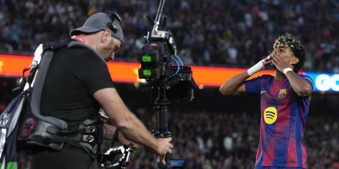 El jugador del Barcelona Lamine Yamal, celebra su gol contra el Espanyol, durante el partido de la jornada 31 de LaLiga EA Sports que FC Barcelona y RCD Espanyol disputaron en el Camp Nou. EFE/ Enric Fontcuberta