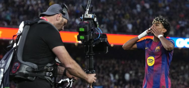 El jugador del Barcelona Lamine Yamal, celebra su gol contra el Espanyol, durante el partido de la jornada 31 de LaLiga EA Sports que FC Barcelona y RCD Espanyol disputaron en el Camp Nou. EFE/ Enric Fontcuberta