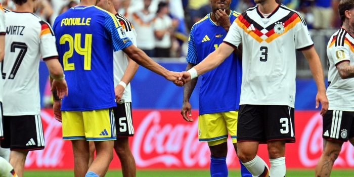 Deveron Fonville, de Curazao (i), y Waldemar Anton, de Alemania, se saludan tras el partido de la Copa Mundial 2026 en Houston, EE.UU., el 14 de junio de 2026. EFE/EPA/SAM WASSON