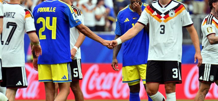Deveron Fonville, de Curazao (i), y Waldemar Anton, de Alemania, se saludan tras el partido de la Copa Mundial 2026 en Houston, EE.UU., el 14 de junio de 2026. EFE/EPA/SAM WASSON