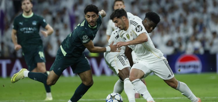 El centrocampista del Real Madrid, Brahim Díaz (d), se lleva el balón ante el delantero egipcio del Manchester City, Omar Marmoush, den el estadio Santiago Bernabéu, en Madrid en foto de archivo de Juanjo Martín. EFE