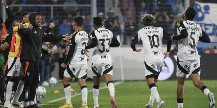 Jugadores de Atlético Mineiro celebran un gol este jueves, en un partido de los octavos de final de la Copa Sudamericana. EFE/ Ramiro Gómez