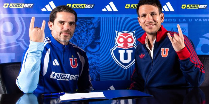 FotografÍa cedida por el club Universidad de Chile en la presentación, este viernes en Santiago, del argentino Fernando Gago (i) como nuevo entrenador de la entidad inicialmente por la presente temporada. (SOLO USO EDITORIAL/SOLO DISPONIBLE PARA ILUSTRAR LA NOTICIA QUE ACOMPAÑA (CRÉDITO OBLIGATORIO)
