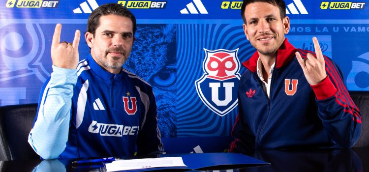 FotografÍa cedida por el club Universidad de Chile en la presentación, este viernes en Santiago, del argentino Fernando Gago (i) como nuevo entrenador de la entidad inicialmente por la presente temporada. (SOLO USO EDITORIAL/SOLO DISPONIBLE PARA ILUSTRAR LA NOTICIA QUE ACOMPAÑA (CRÉDITO OBLIGATORIO)