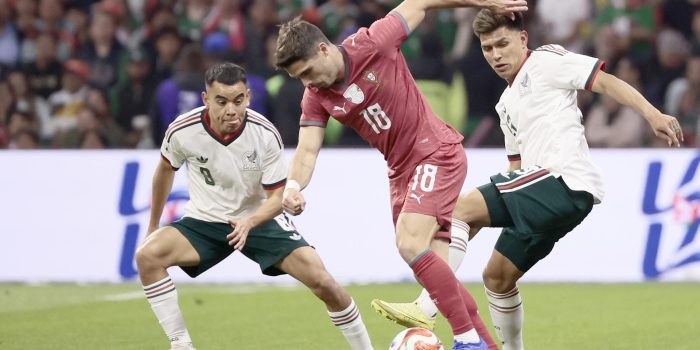 Carlos Rodríguez (i), de México, disputa un balón con Pedro Neto (c), de Portugal, durante el amistoso en el remodelado estadio Azteca, ahora llamado Banorte, de Ciudad de México. EFE/José Méndez