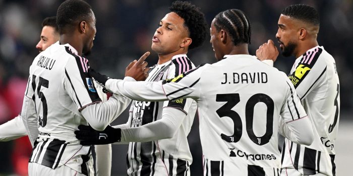 El futbolista Weston McKennie (C), del Juventus, celebra con sus compañeros tras marcar el 5-0 ante el Cremonese, en partido correspondiente a la Serie A italiana, disputado este lunes. EFE/ lessandro Di Marco