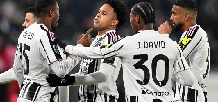 El futbolista Weston McKennie (C), del Juventus, celebra con sus compañeros tras marcar el 5-0 ante el Cremonese, en partido correspondiente a la Serie A italiana, disputado este lunes. EFE/ lessandro Di Marco