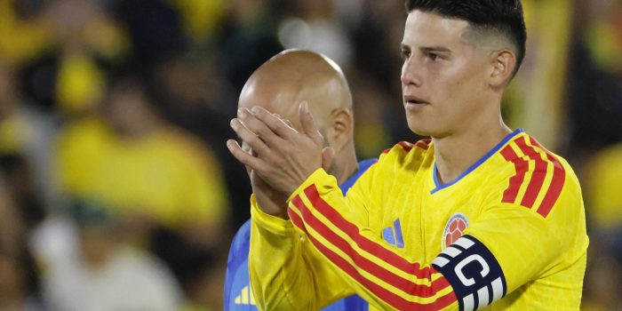 James Rodríguez, de Colombia, reacciona este lunes al finalizar el partido amistoso contra Costa Rica en el estadio El Campín, en Bogotá. EFE/ Carlos Ortega