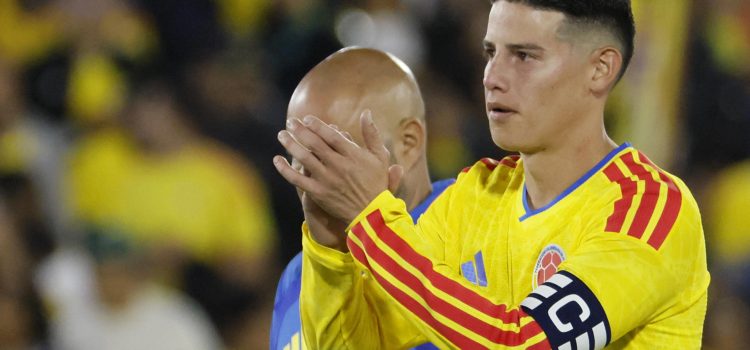 James Rodríguez, de Colombia, reacciona este lunes al finalizar el partido amistoso contra Costa Rica en el estadio El Campín, en Bogotá. EFE/ Carlos Ortega