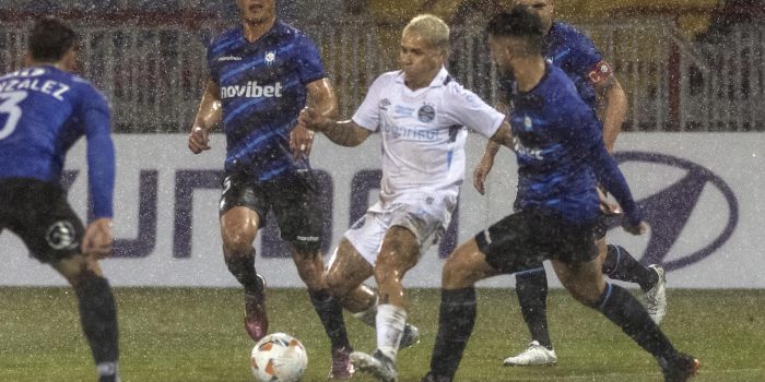 Yeferson Soteldo (c) de Gremio controla el balón en un partido de la fase de grupos de la Copa Libertadores. EFE/ Esteban Paredes Drake
