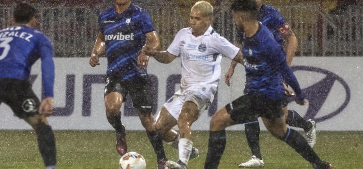 Yeferson Soteldo (c) de Gremio controla el balón en un partido de la fase de grupos de la Copa Libertadores. EFE/ Esteban Paredes Drake