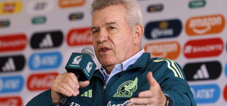 Imagen de archivo del entrenador de la Selección de fútbol de México, Javier Aguirre, hablando durante una conferencia de prensa en Ciudad de México (México). EFE/ Sáshenka Gutiérrez