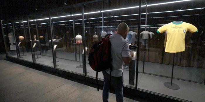 Una persona recorre la exposición 'Objetos de leyenda: momentos icónicos en la historia del fútbol' este mates, en el Museo Jumex de la Ciudad de México (México). EFE/José Méndez