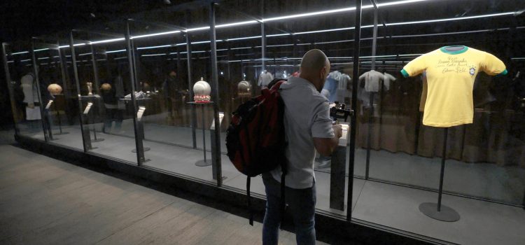 Una persona recorre la exposición 'Objetos de leyenda: momentos icónicos en la historia del fútbol' este mates, en el Museo Jumex de la Ciudad de México (México). EFE/José Méndez