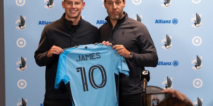 Fotografía difundida por el Minnesota United FC en su cuenta en X @MNUFC del colombiano James Rodríguez (i) posando con el gerente deportivo del equipo Khaled El-Ahmad. EFE/ @MNUFC /SOLO USO EDITORIAL/ SOLO DISPONIBLE PARA ILUSTRAR LA NOTICIA QUE ACOMPAÑA (CRÉDITO OBLIGATORIO)