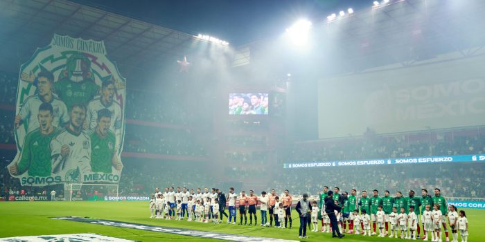 Formación de los equipos de México (d) y Serbia previo a un juego de preparación de cara al Mundial, en el estadio Nemesio Diez en Toluca (México). EFE/Felipe Gutiérrez
