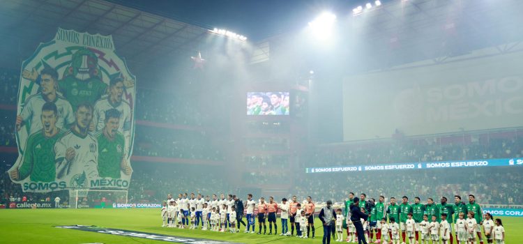 Formación de los equipos de México (d) y Serbia previo a un juego de preparación de cara al Mundial, en el estadio Nemesio Diez en Toluca (México). EFE/Felipe Gutiérrez