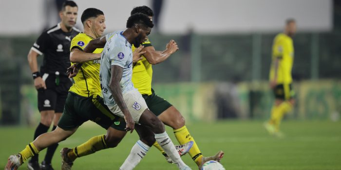Los jugadores de Defensa y Justicia Abiel Osorio (i) y Marcelo Delagdo (c-atrás) presionan al de Universidad Católica José Fajardo durante el partido de la quinta jornada de la fase de grupos de la Copa Sudamericana que empataron este miércoles 1-1 en el estadio Norberto Tito Tomaghello de la locallidad bonaerense de Florencio Varela. EFE/ Luciano González