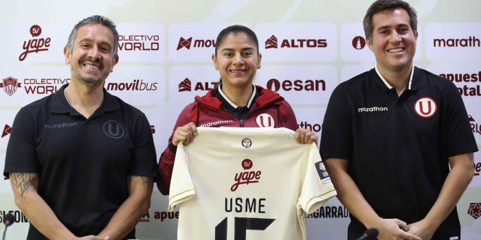 El administrador de Universitario, Franco Velazco (i), la delantera Catalina Usme (c), y el jefe polideportivo de Universitario, Fabrizio Acerbi, posan durante una rueda de prensa en Lima (Perú). EFE/Paolo Aguilar