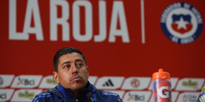 El seleccionador interino de Chile, Nicolás Córdova anunció una nómina de 28 jugadores para enfrentar a Brasil y Uruguay en septiembre. EFE/Elvis González