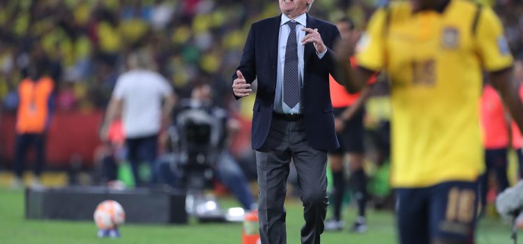 El entrenador de Brasil, Carlo Ancelotti, da instrucciones durante el partido de las eliminatorias sudamericanas ante Ecuador en el estadio Monumental en Guayaquil. EFE/ José Jácome