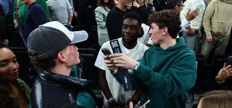Fotografía de Anna Szilagyi, en la que puede verse en una imagen de archivo del 12 de noviembre de 2025 al canadiense Alphonso Davies, en Alemania. EFE