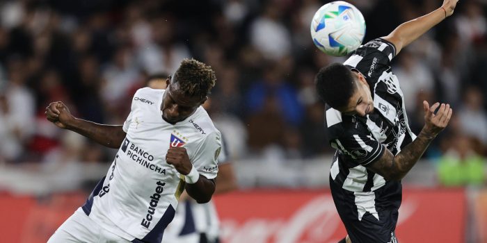 Leonel Quiñónez (i), de la LDU Quito, disputa el balón con Cristian Vega, de Central Córdoba, en un partido de la fase de grupos de la Copa Libertadores en el estadio Rodrigo Paz Delgado en Quito (Ecuador). EFE/ José Jácome