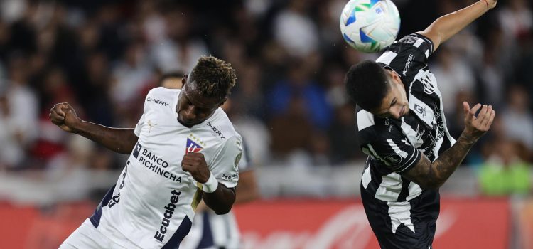 Leonel Quiñónez (i), de la LDU Quito, disputa el balón con Cristian Vega, de Central Córdoba, en un partido de la fase de grupos de la Copa Libertadores en el estadio Rodrigo Paz Delgado en Quito (Ecuador). EFE/ José Jácome