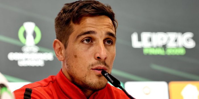 Oscar Trejo, jugador del Rayo Vallecano, asiste a una rueda de prensa en Leipzig, Alemania, previa a la final de la Liga Conferencia contra el Crystal Palace. EFE/EPA/RONALD WITTEK