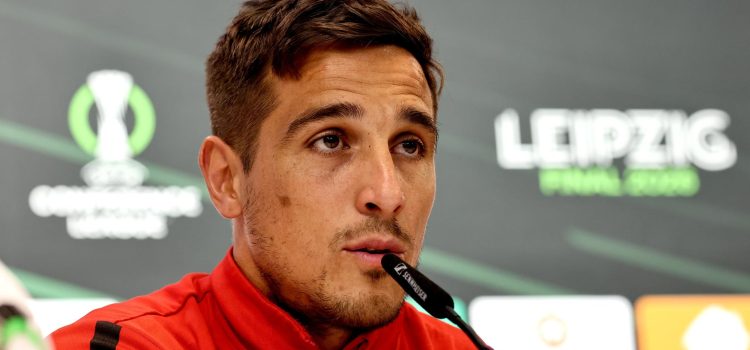 Oscar Trejo, jugador del Rayo Vallecano, asiste a una rueda de prensa en Leipzig, Alemania, previa a la final de la Liga Conferencia contra el Crystal Palace. EFE/EPA/RONALD WITTEK