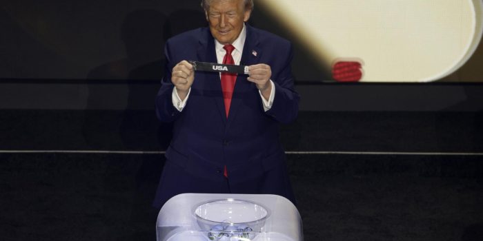 El presidente de EE.UU., Donald Trump, sostiene el boleto de EE.UU. durante el sorteo para los tres países anfitriones durante el Sorteo Final de la Copa Mundial de la FIFA 2026. EFE/EPA/SHAWN THEW
