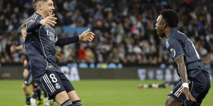 El centrocampista del Real Madrid Federico Valverde (i) celebra su gol, segundo del equipo blanco, durante el partido de la jornada 27 de LaLiga que Celta de Vigo y Real Madrid disputaron en el estadio de Balaídos, en Vigo. EFE/ Lavandeira Jr