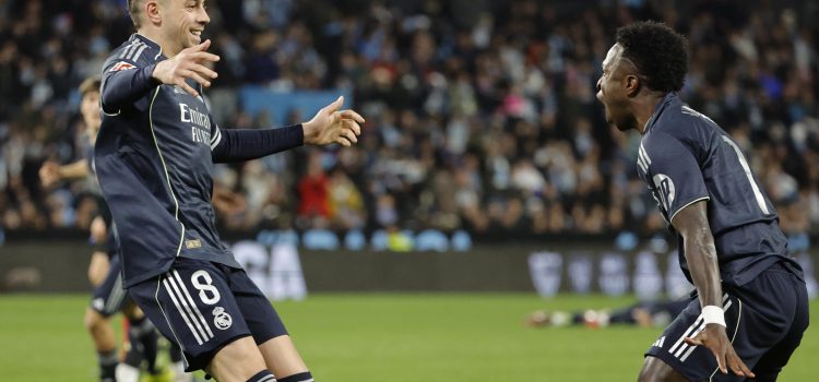 El centrocampista del Real Madrid Federico Valverde (i) celebra su gol, segundo del equipo blanco, durante el partido de la jornada 27 de LaLiga que Celta de Vigo y Real Madrid disputaron en el estadio de Balaídos, en Vigo. EFE/ Lavandeira Jr